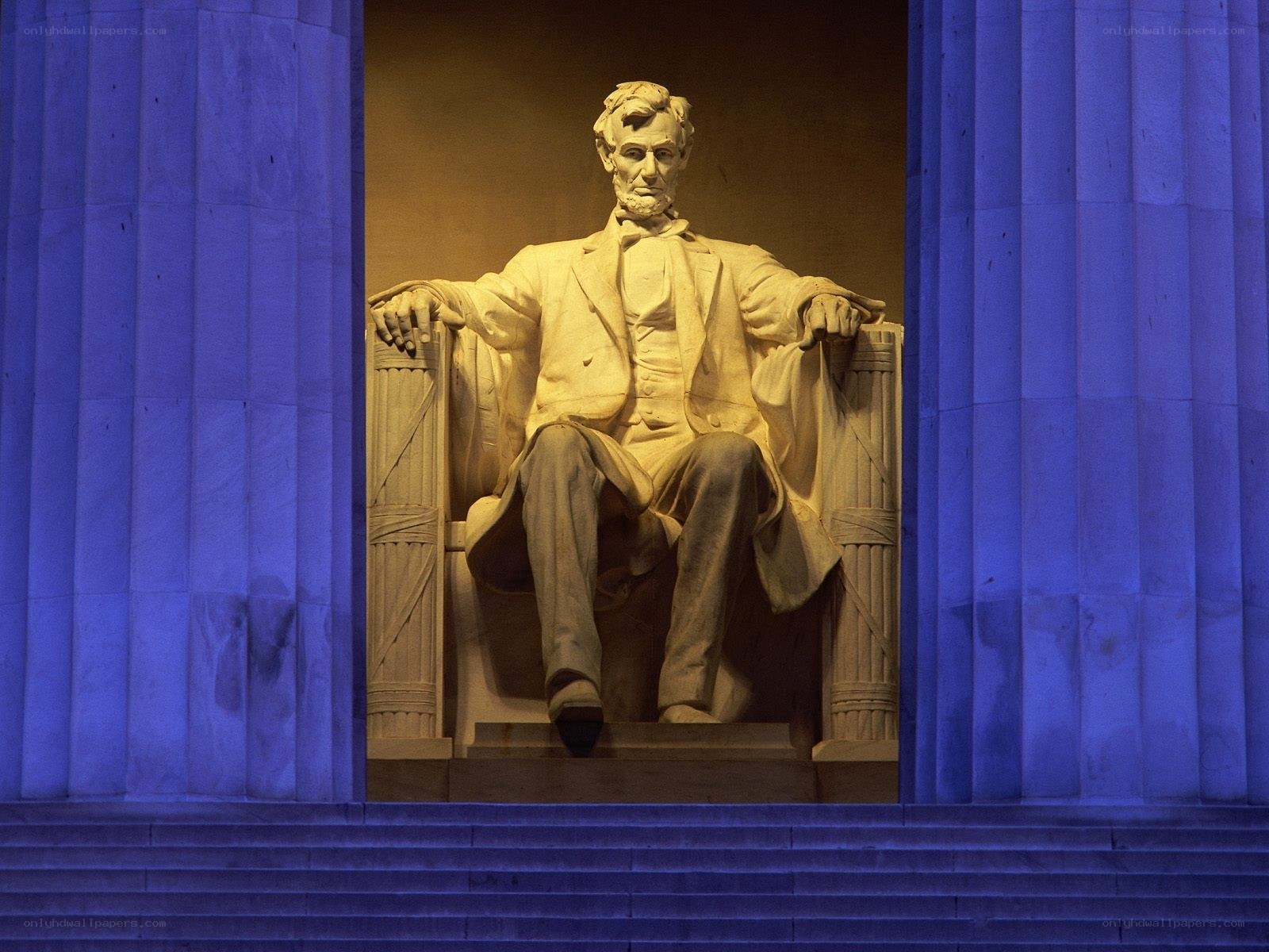 Lincoln Memorial statue at night
