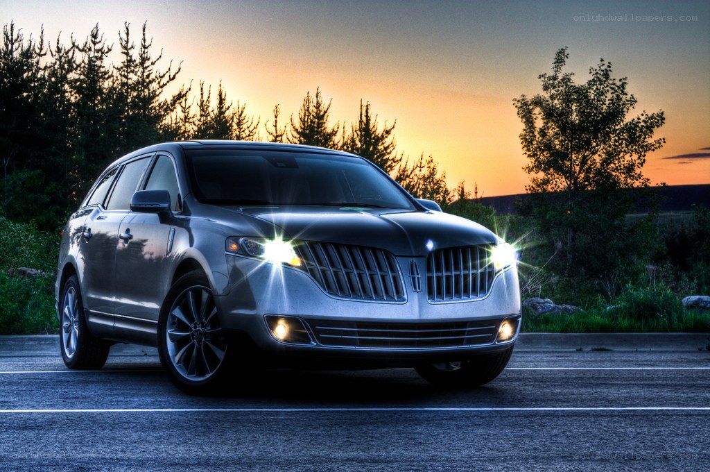 Lincoln MKX at sunset