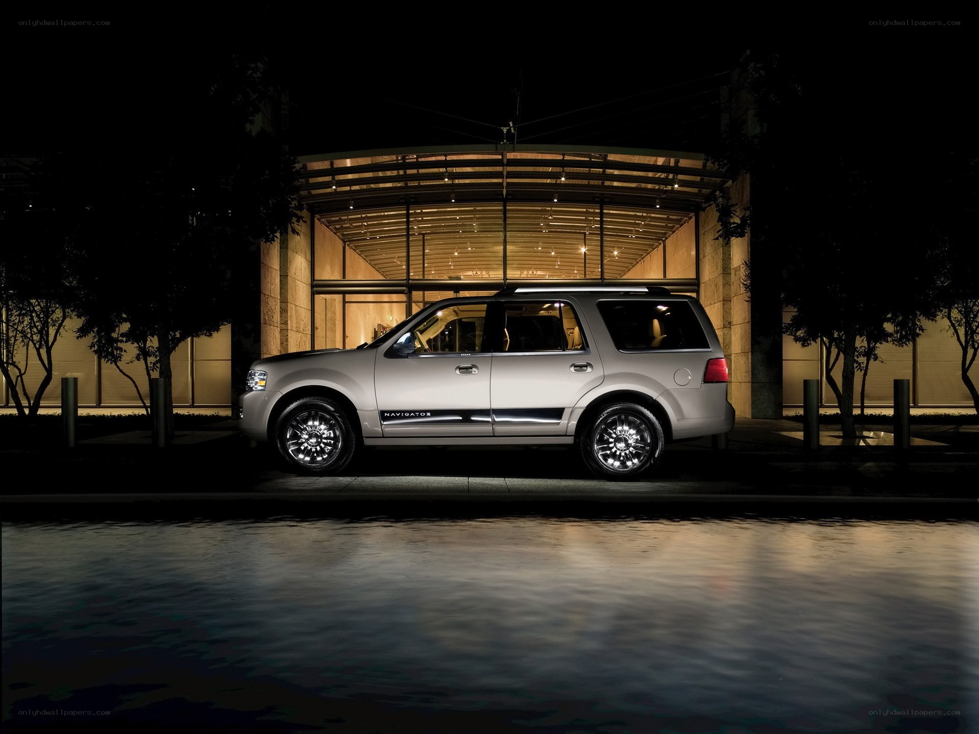 Lincoln Navigator at night