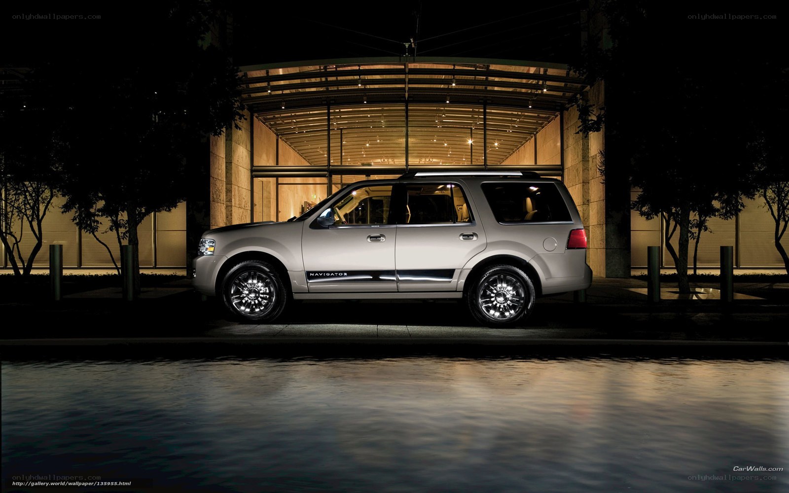 Lincoln Navigator at night