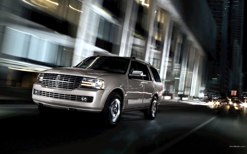 Lincoln Navigator in city at night