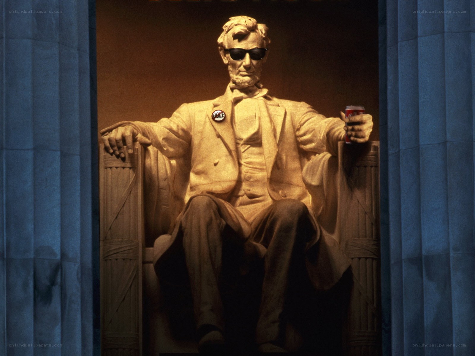 Lincoln statue with sunglasses