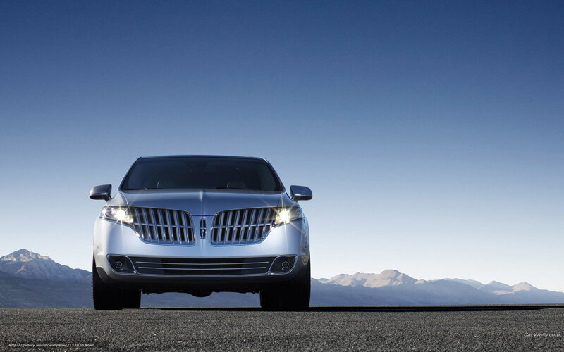 Lincoln SUV in desert landscape