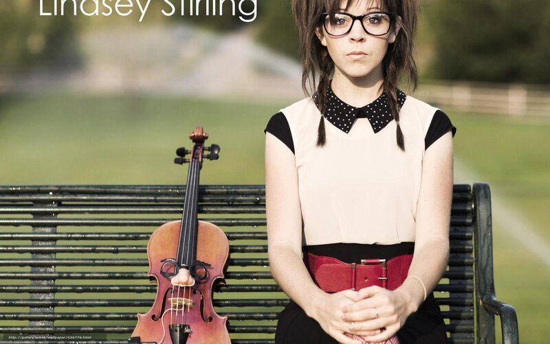 Lindsey Stirling with violin