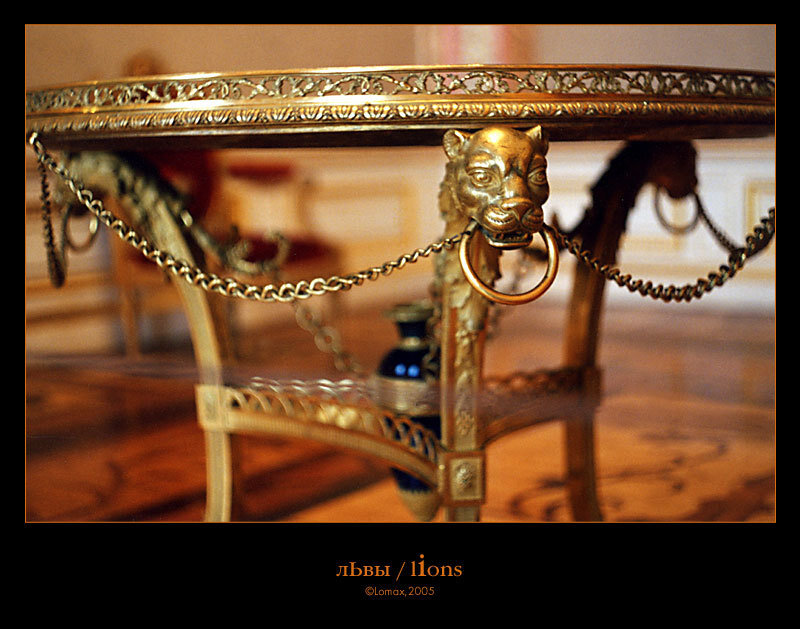 Lion-themed table details