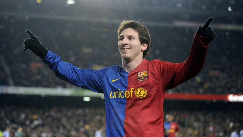 Lionel Messi celebrates in Barcelona jersey