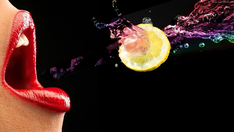 lips and lemon splash