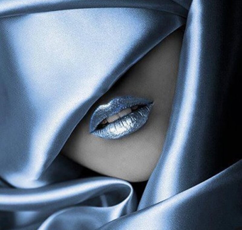 Lips with Metallic Makeup