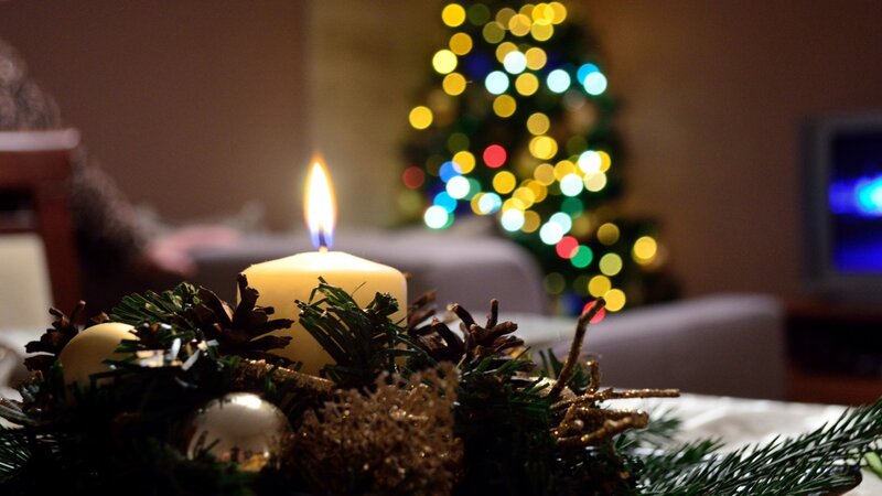 Lit Candle in Wreath — Green, Cozy