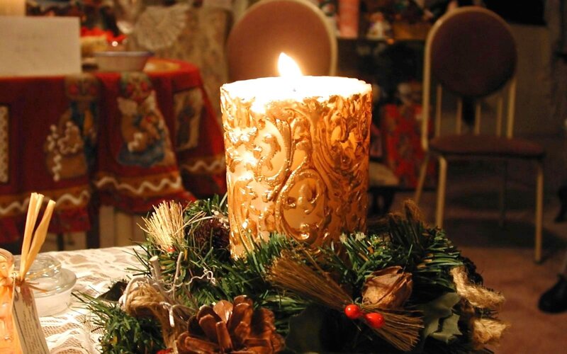 Lit Candle in Wreath — Green