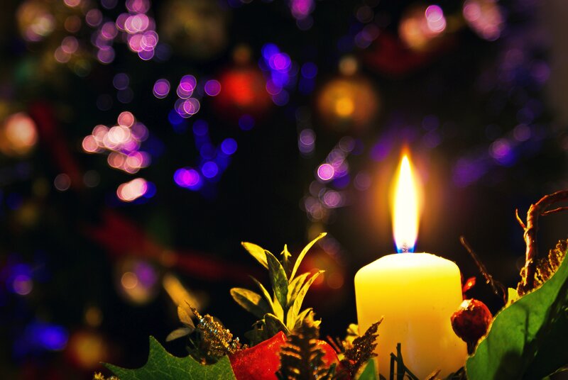 Lit Candle in Wreath — Yellow