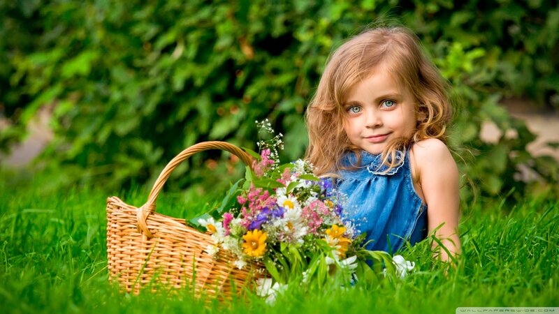 Little Girl with Flowers — Green