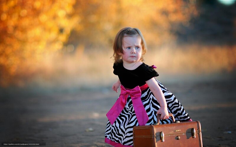 Little Girl with Suitcase — Black