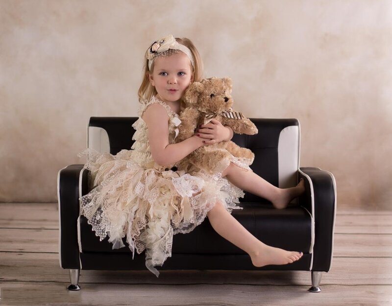 Little Girl with Teddy Bear — Beige, Calm