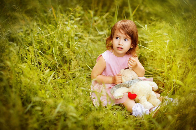 Little Girl with Teddy Bear — Green