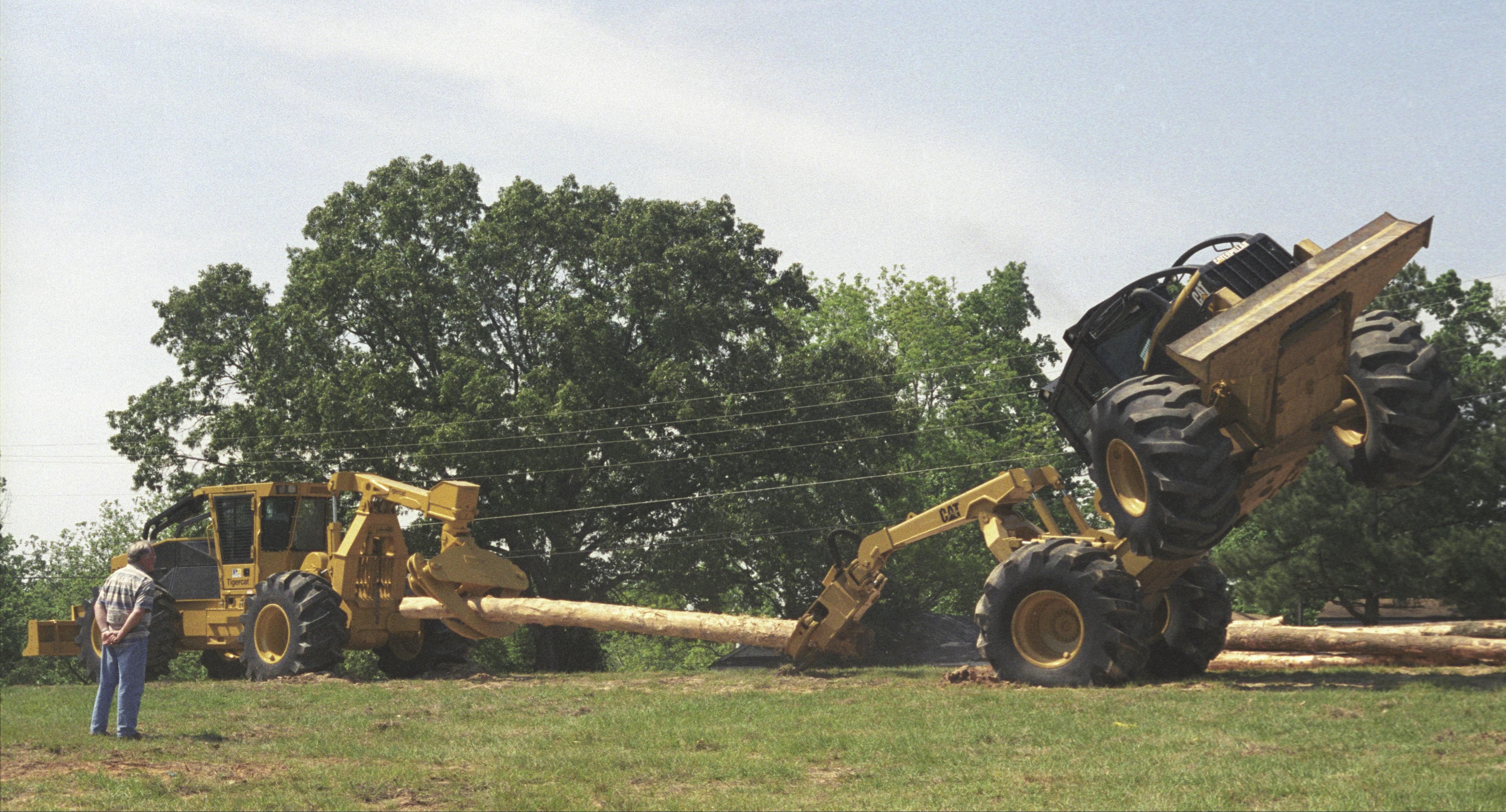 Logging machine lifting log