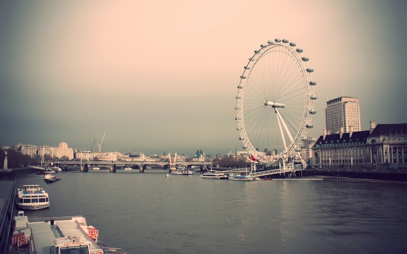 London Eye Ferris Wheel — Gray