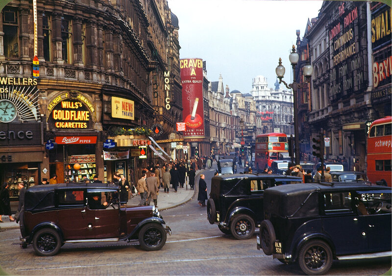 London street scene in the 1930s