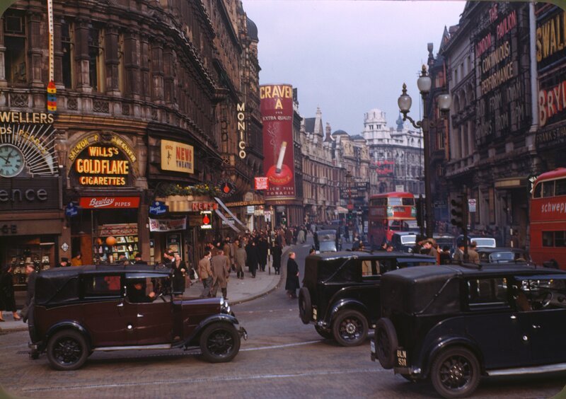 London street scene in the 1930s