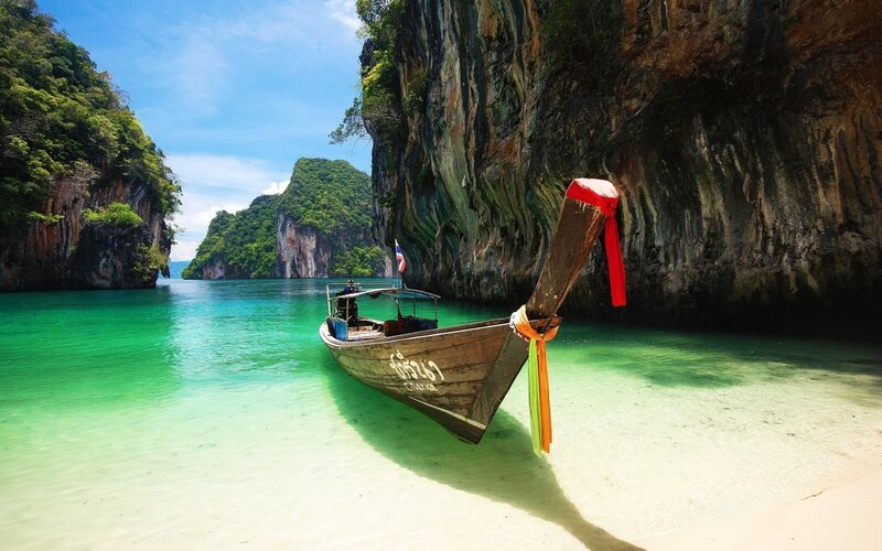 Longtail Boat in Cove — Green