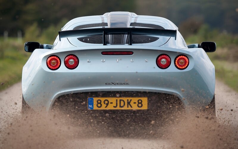Lotus Exige on dirt road