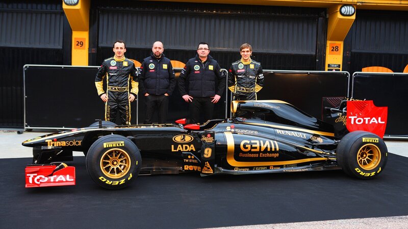Lotus F1 team with car