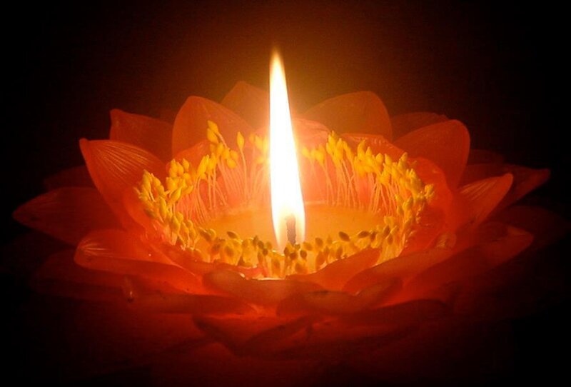 Lotus-shaped Candle