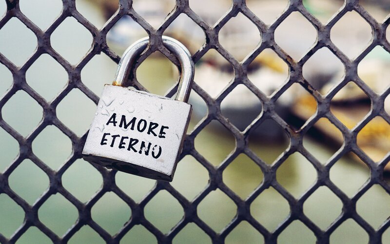 Love lock with 'Amore Eterno' inscription