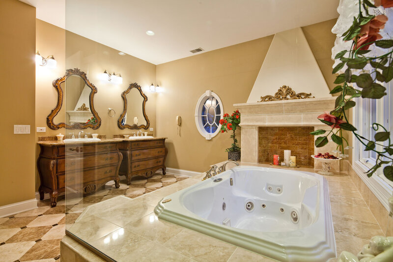 Luxury Bathroom with Jacuzzi — Beige