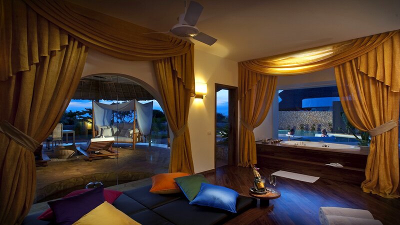 Luxury Bedroom with Jacuzzi — Gold