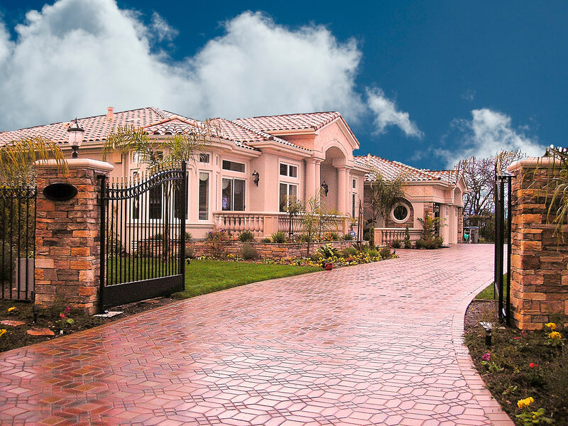 Luxury home with tiled driveway
