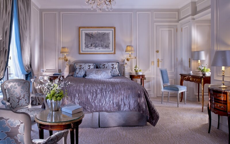 Luxury Hotel Bedroom — Gray