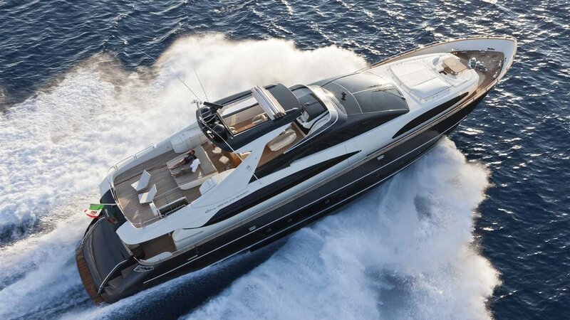 Luxury Motor Yacht — Black, Dynamic