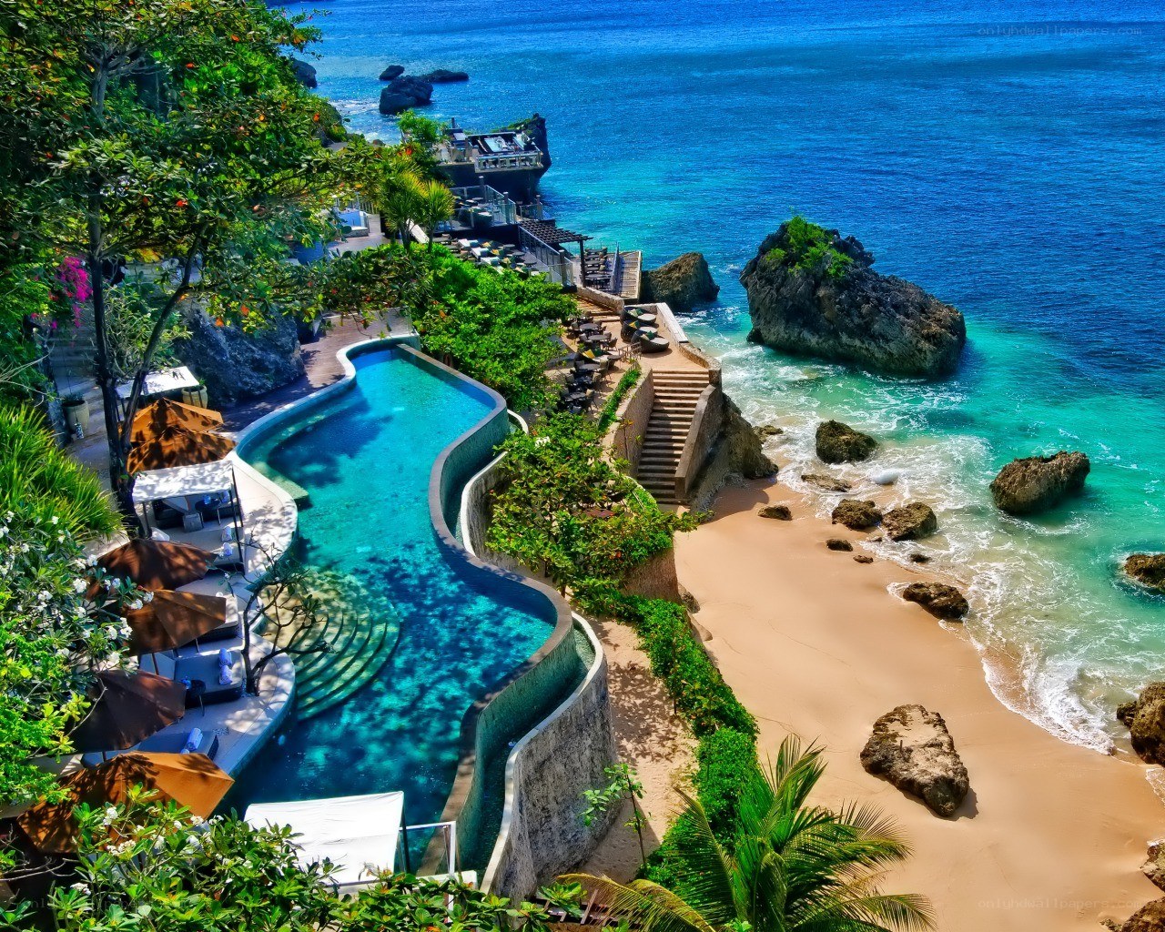 Luxury pool overlooking the ocean