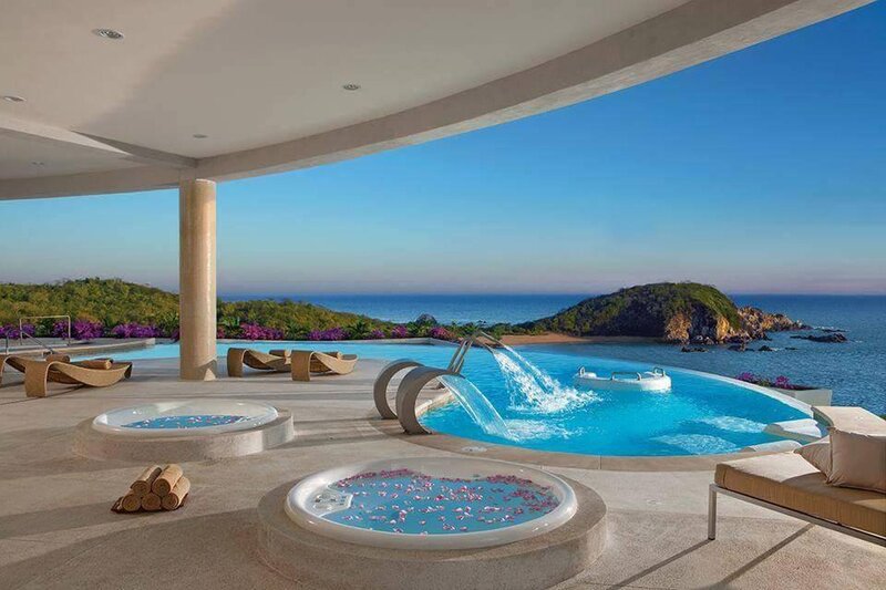 Luxury Pool with Ocean View — Blue