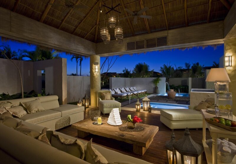 Luxury Poolside Lounge