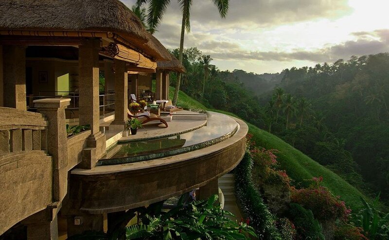 Luxury Villa with Infinity Pool — Green