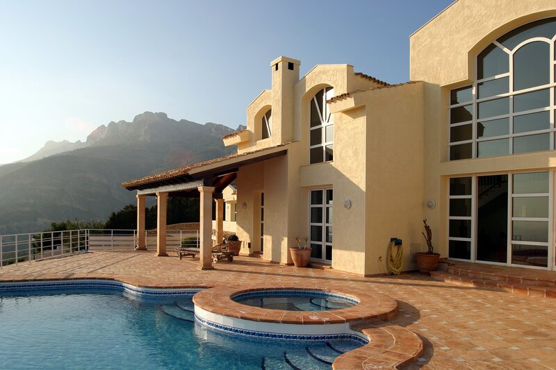Luxury villa with pool and mountain view