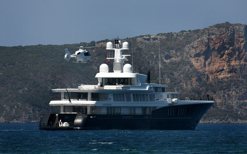 Luxury Yacht with Helicopter — Blue
