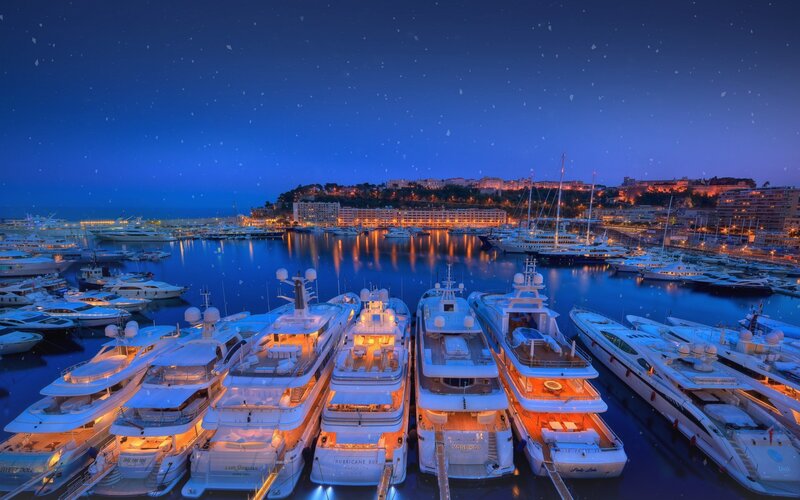 Luxury Yachts in Marina — Blue, Serene