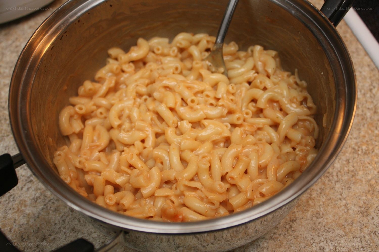 macaroni and cheese in a pot