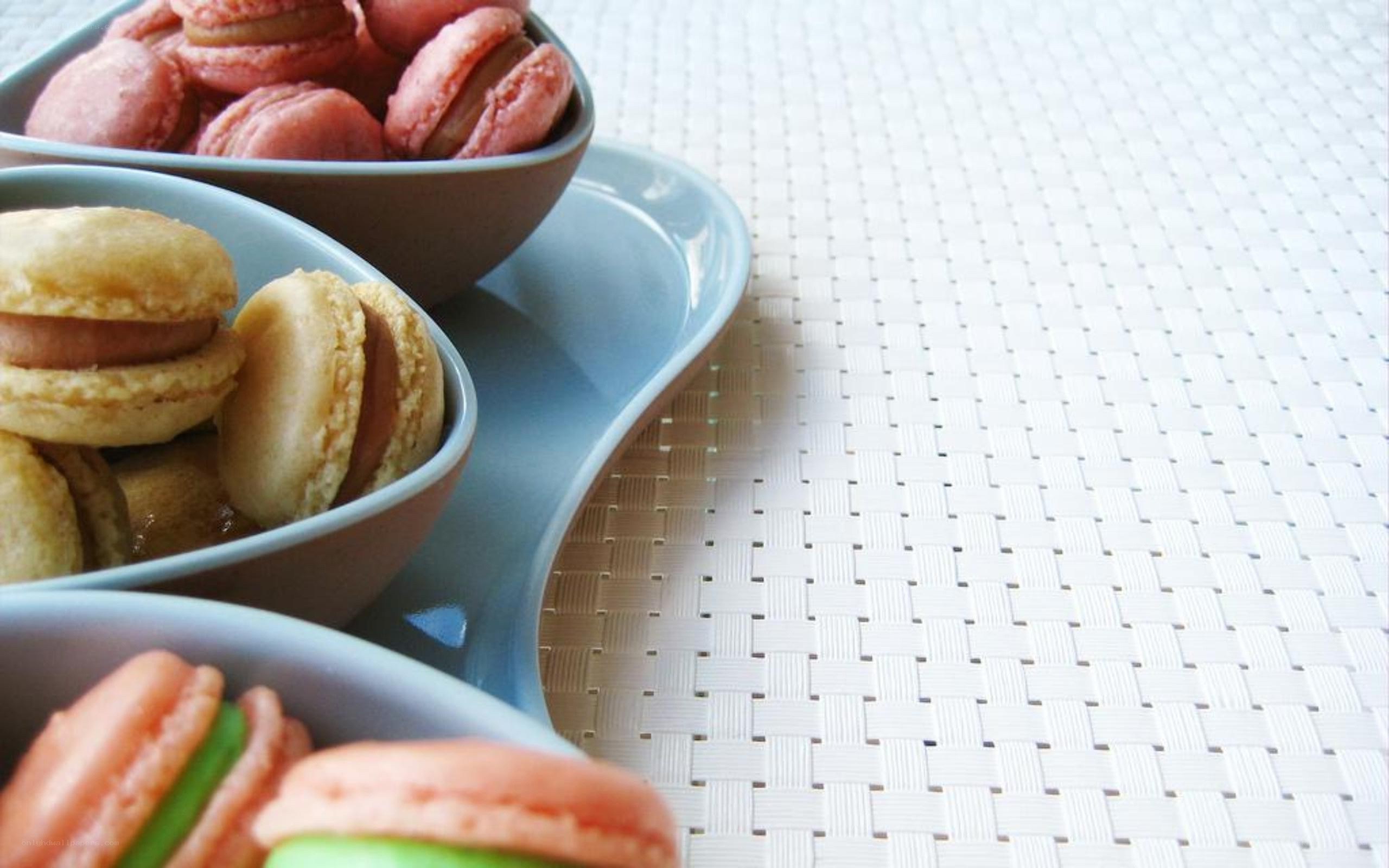 macarons in bowls on table