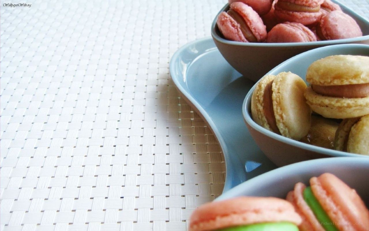 macarons in bowls on table