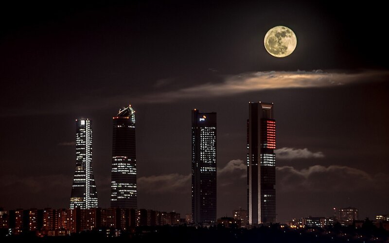 Madrid Skyline at Night — Black
