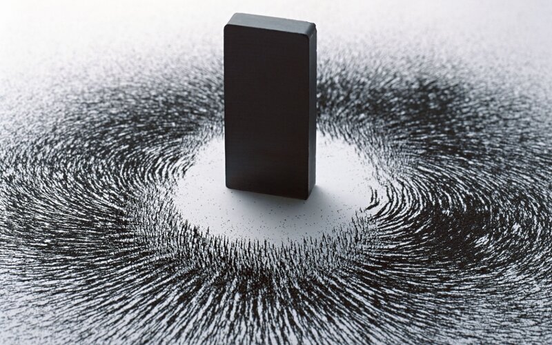 Magnet with Iron Filings — Black