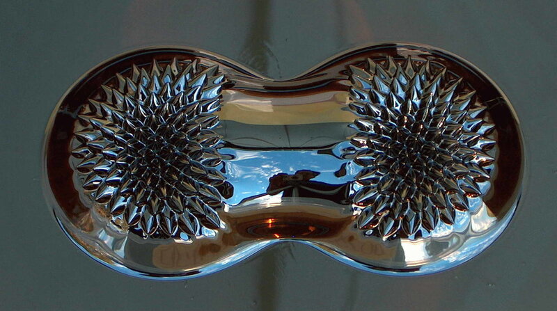 Magnetic sculpture with spikes