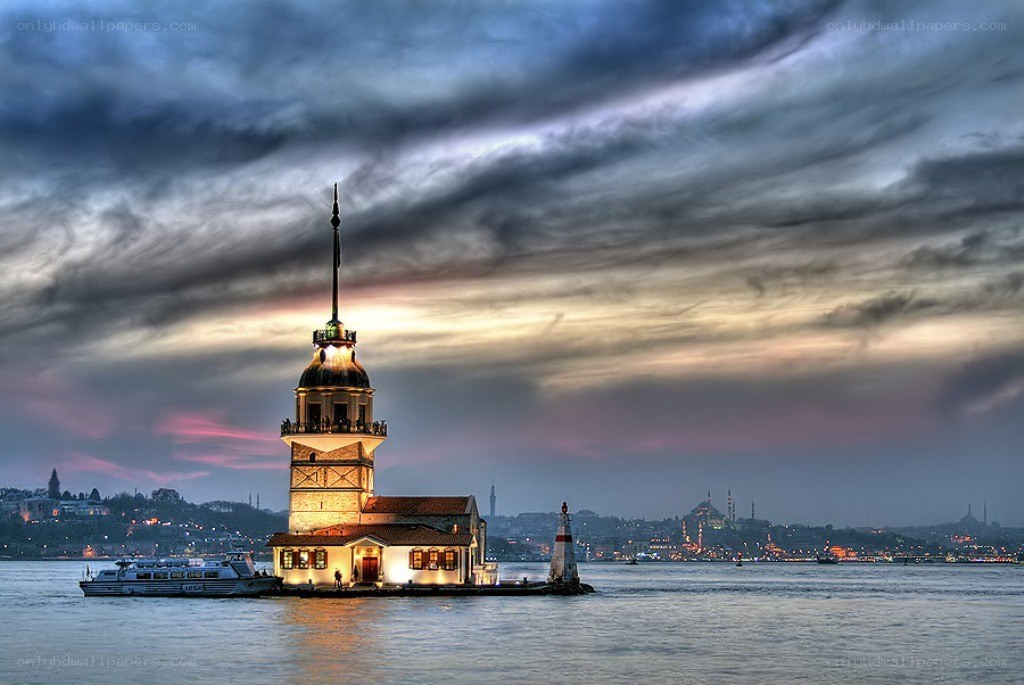 Maiden's Tower at dusk