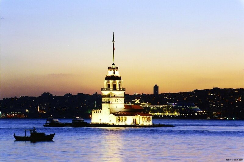 Maiden's Tower at dusk