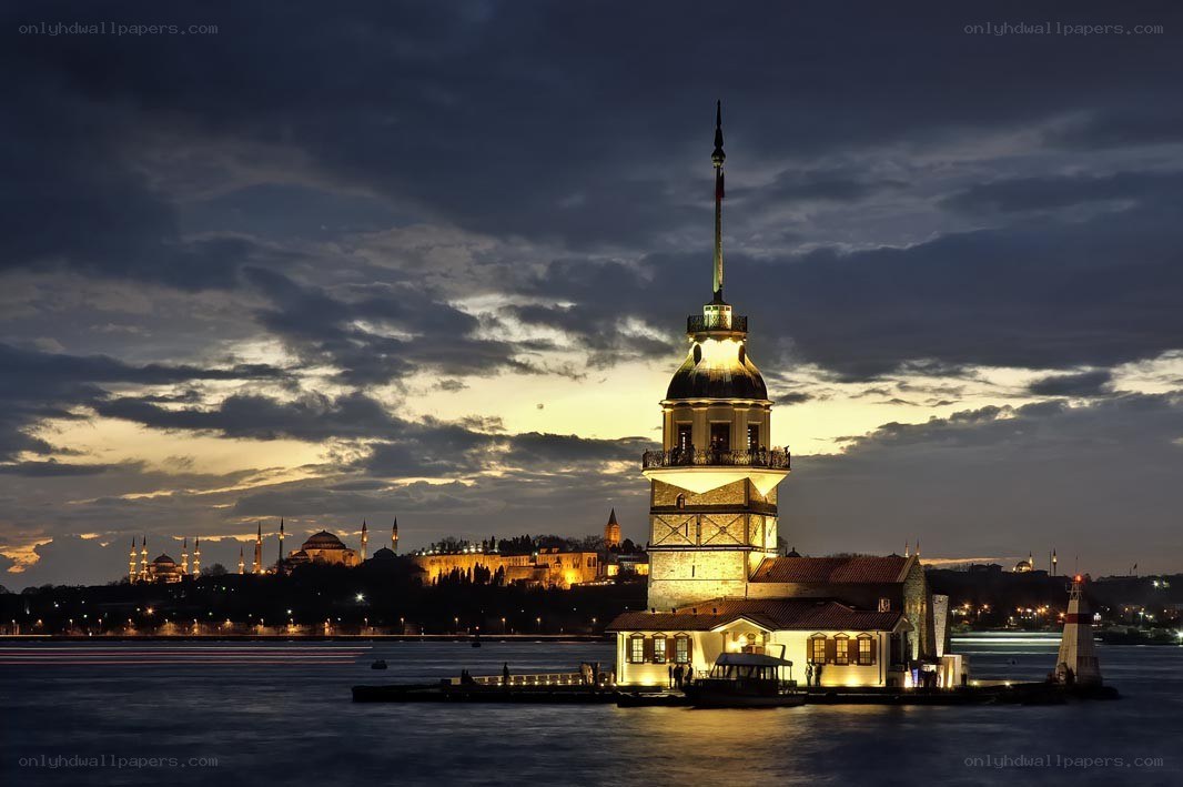 Maiden's Tower at dusk