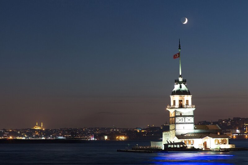 Maiden's Tower at night